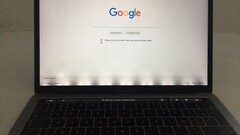Einige MacBook Pro aus 2016 und 2017 haben mit den Jahren einen unschönen Display-Defekt entwickelt. (Bild: SourceSunToM / MacRumors)