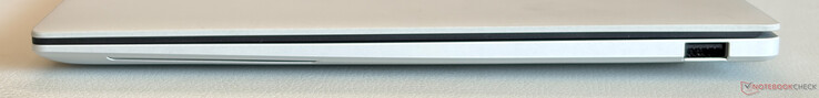 Rechts: USB-A 3.2 Gen 2 (10 Gbit/s)