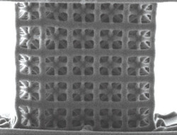Die Struktur stark vergrößert. Kantenlänge des gesamten Würfels: 10 Mikrometer. (Bildquelle: University of Toronto)