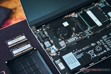 Das Display-Flachbandkabel sitzt links vom Lüfter