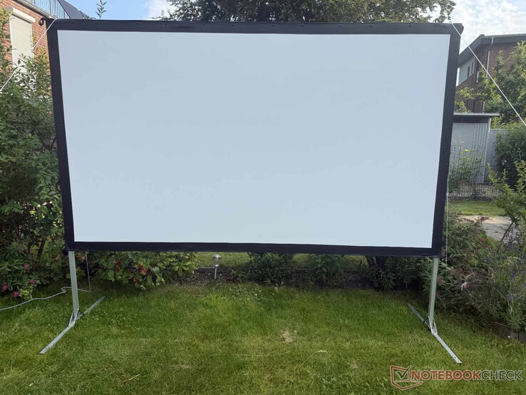 Valerion Tragbare weiße Leinwand für den Außenbereich fertig aufgebaut