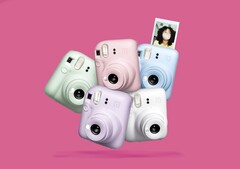 Die Fujifilm Instax Mini 12 erhält nur kleinere Design-Anpassungen, aber ein paar praktische Neuerungen bei der Bedienung. (Bild: Fujifilm)