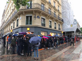 Auch bei Regen ließen sich die Fans nicht abhalten, den Mi Store in Paris zu stürmen.