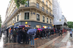 Auch bei Regen ließen sich die Fans nicht abhalten, den Mi Store in Paris zu stürmen.