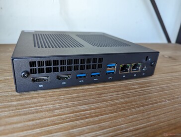 Rückseite: DisplayPort 1.4, HDMI 2.0, 4x USB-A (5 Gbps), 2x RJ-45 (2,5 Gbps), Kensington Lock, Netzteil