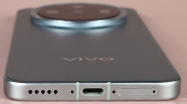 untere Gehäuseseite (Lautsprecher, Mikrofon, USB-Port, Mikrofon, SIM-Schacht)