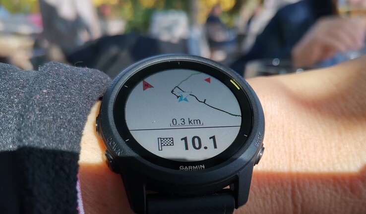 Die 2020 erschienene Forerunner 745 kam selbstverständlich mit einem MIP-Display