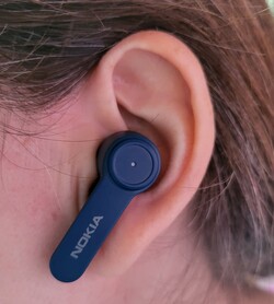 Nokia Noise Cancelling Earbuds sitzen fest im Gehörgang.