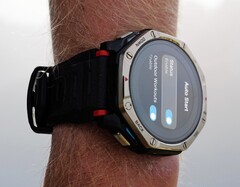 Die Amazfit T-Rex Dual Solar packt Solarzellen auf die Vorder- und Rückseite.