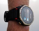Die Amazfit T-Rex Dual Solar packt Solarzellen auf die Vorder- und Rückseite.