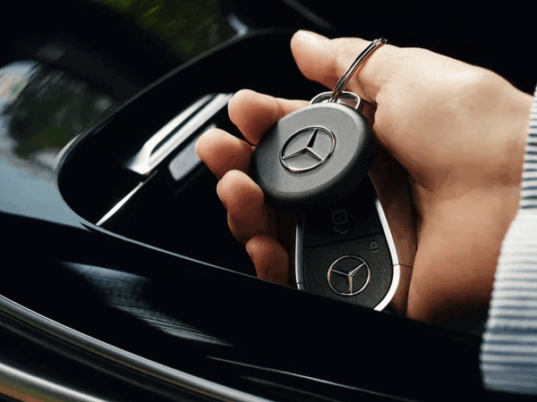 Die Mercedes-Benz-Edition des Chipolo Loop trägt ein Mercedes-Logo