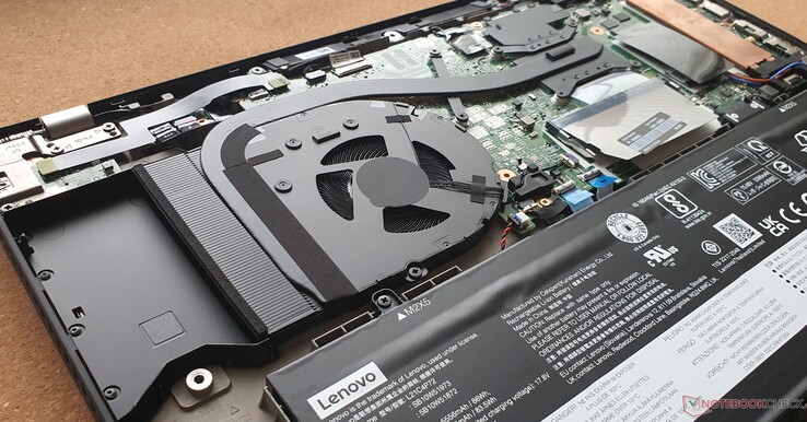 Große Heatpipe und Lüfter, mit Aussparung (links), aufgrund des vom kleineren T14 stammende Mainboard.