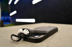 Die iPhone-Hülle von Power1 lädt sowohl ein iPhone als auch AirPods. (Bild: Power1)