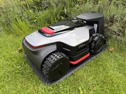 Dreame A3 AWD Pro auf seiner Ladestation