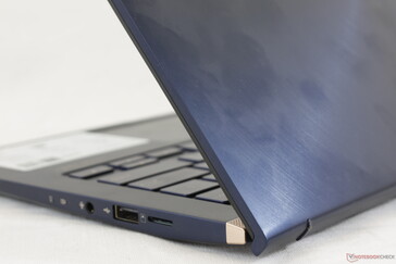 Die Scharniere hätten steifer sein können, sie fühlen sich in der Nähe des maximalen Winkels schwächer an