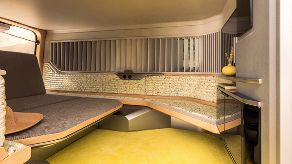 Renault Hippie Caviar Hotel Showcar 2021: Luxuriöser Innenraum mit Boho-Chic im Elektro-"Glamping"-Hotel von Renault mit Dusche und Toilette.