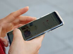 Hand hält ein Android-Smartphone und ruft eine Karten-App auf.