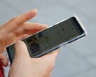 Hand hält ein Android-Smartphone und ruft eine Karten-App auf.