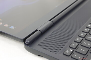 Der Deckel lässt sich volle 180 Grad öffnen, was bei Gaming-Laptops relativ ungewöhnlich ist. Das Display wippt leicht beim Einstellen des Winkels.