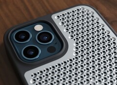 Eine Smartphone-Rückseite aus löchrigem Aluminium klingt zumindest in der Theorie nach einer miserablen Idee. (Bild: Yanko Design)