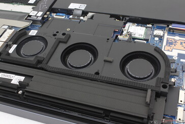 Die Kühllösung besteht aus drei Lüftern (2x ~50 mm + 1x ~45 mm) und einer Dampfkammer