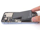 Der Akkutausch beim iPhone ist teurer geworden (Bild: iFixit)