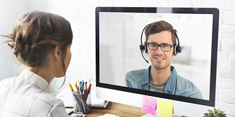 Für regelmäßige Videokonferenzen braucht man eine dedizierte Webcam, ein Mikrophone und Kopfhörer. (Bildquelle: Bluejeans.com)