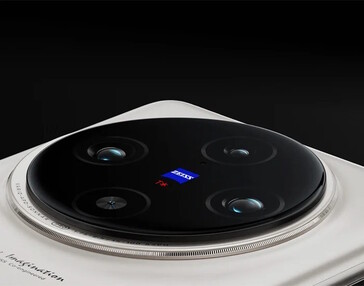 Ein Teleobjektiv ist vorhanden