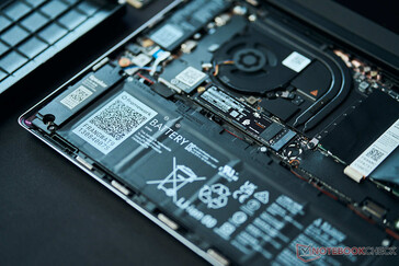 Das Flachbandkabel für den Akku liegt oberhalb des großen QR-Codes