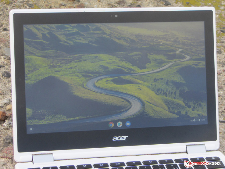 Das Chromebook im Freien (fotografiert bei bedecktem Himmel)