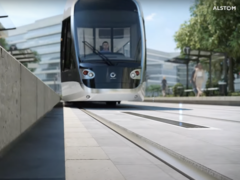 Eine Kontaktfläche im Boden lädt eine Straßenbahn auf. (Bild: Alstom)