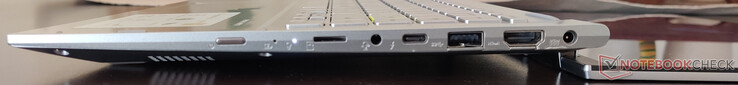 Rechts: microSD-Kartenleser, Combo-Audio-Buchse, Thunderbolt 4, USB 3.2 Gen2 Typ-A, HDMI 1.4-out, DC-in