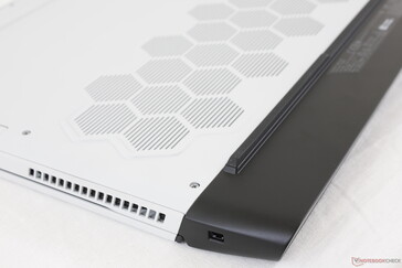 Die hexagonalen Kühlgitter und die kreisförmige LED-Beleuchtung entlang des hinteren Bereichs