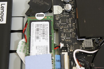 Die M.2 SSD ist mit "Anti-Manipulations-Tape" beklebt. Beim Herausnehmen des vorinstallierten Laufwerks erlischt möglicherweise die Garantie