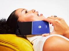 Das Motorola Razr 70 Ultra wird in Braun und in Blau angeboten.