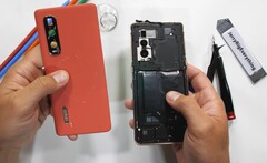 Das Oppo Find X2 Pro lässt sich in der Vegan Leather-Edition sehr leicht zerlegen.