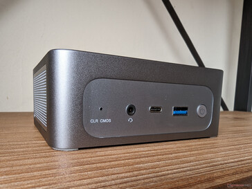 Vorne: CMS-Resetknopf, 3,5-mm-Klinkenanschluss, USB-C, USB-A 3.2, Power-Knopf