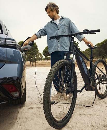 Peugeot macht seine vollelektrischen Autos dank V2L-Technologie (Vehicle-to-Load) zur praktischen und vielseitigen mobilen Stromquelle (Bild: Stellantis).