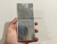 Das Google Pixel 6a sieht wie ein etwas kleineres Pixel 6 aus. (Bild: xLeaks7 / Fathom Bracelets)