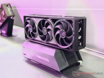 Eine RGB-Beleuchtung ist vorhanden und beleuchtet die Unterseite (Bildquelle: Asus)