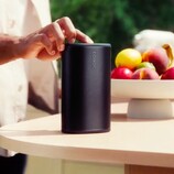 Der neueste mobile Lautsprecher von Sonos wird in Weiß und in Schwarz angeboten.