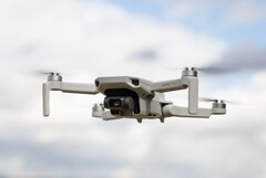 Der Drohnenhersteller DJI zieht Konsequenzen aus dem Drohneneinsatz (Symbolbild, Ben Griffiths)