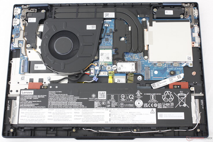 Die Wartung ist relativ einfach, da die beiden DDR5-SODIMM-Steckplätze und die beiden PCIe4-x4-SSD-Steckplätze leicht zugänglich sind. Beachten Sie, dass einer der SSD-Steckplätze nur kürzere 2242-Laufwerke unterstützt.