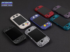 Das Retroid Pocket Nova wird hier in allen sieben Farbvarianten zum Marktstart gezeigt.