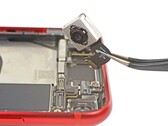 Die Hauptkamera des iPhone SE ist deutlich kleiner als die des iPhone 11 Pro. (Bild: iFixit)