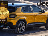 Jeep Avenger: Vollelektrischer Jeep-SUV von Women's World Car of the Year zum besten Familien-SUV 2023 gewählt.