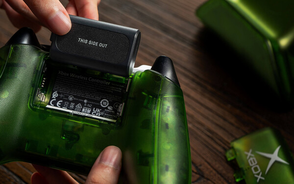 Die Ladestation wird mit einem kabellos aufladbaren Akku für den Xbox-Controller geliefert