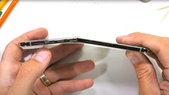 Es braucht mehr als die Hände des Durability-Testers, um Apples neues iPhone Air zu brechen. (Bildquelle: JerryRigEverything)