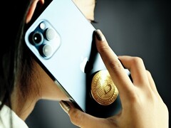 Ein neues iPhone mit Bitcoin zu bezahlen, das wird laut Apple CEO Tim Cook in absehbarer Zukunft nicht möglich sein (Bild: Executium)