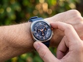 Einige Besitzer der Samsung Galaxy Watch Ultra aus den Jahren 2024 und 2025 berichten über Probleme mit der oberen Gehäuseabdeckung und der Lünette